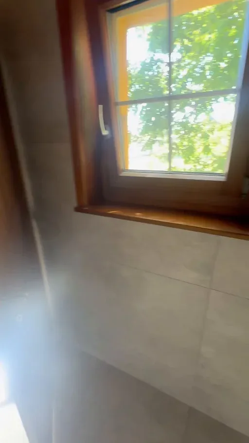 Carrelage mural autour d'une fenêtre de salle de bain