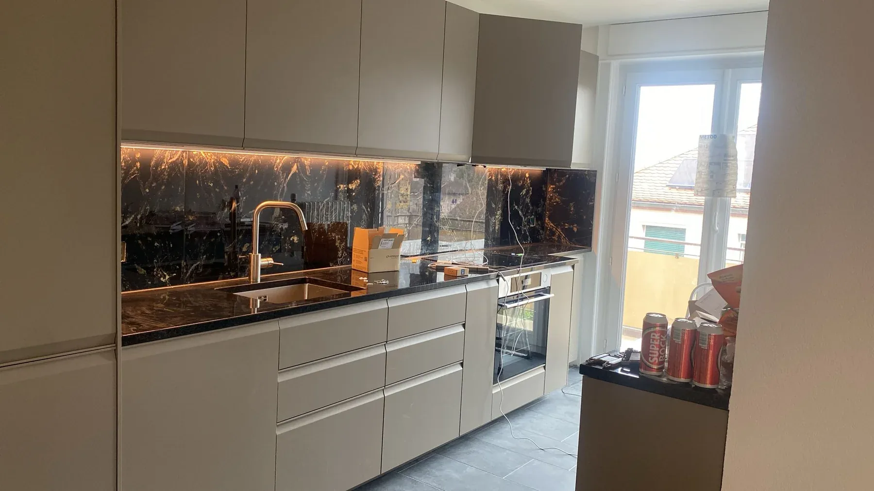 Cuisine, entremeuble carrelé et peinture réalisés par FPP Carrelage