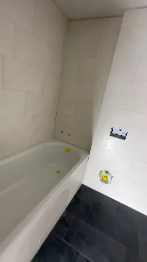 Salle de bain carrelée terminée