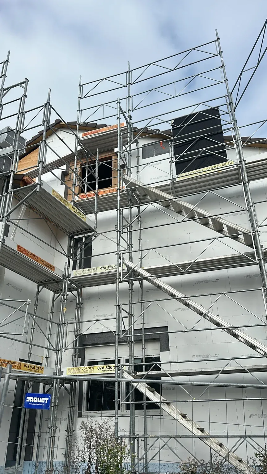 Travaux d'isolation de façade en cours
